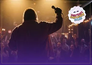 Humoriste de dos levant son micro face à un public hilare, avec le logo du Carton Comedy Club, pour la soirée stand-up de novembre au Monkey Place à La Roche-sur-Yon