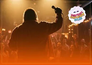 Un humoriste de dos, micro levé face à un public hilare, pour une soirée stand-up Carton Comedy Club au Monkey Place à La Roche-sur-Yon