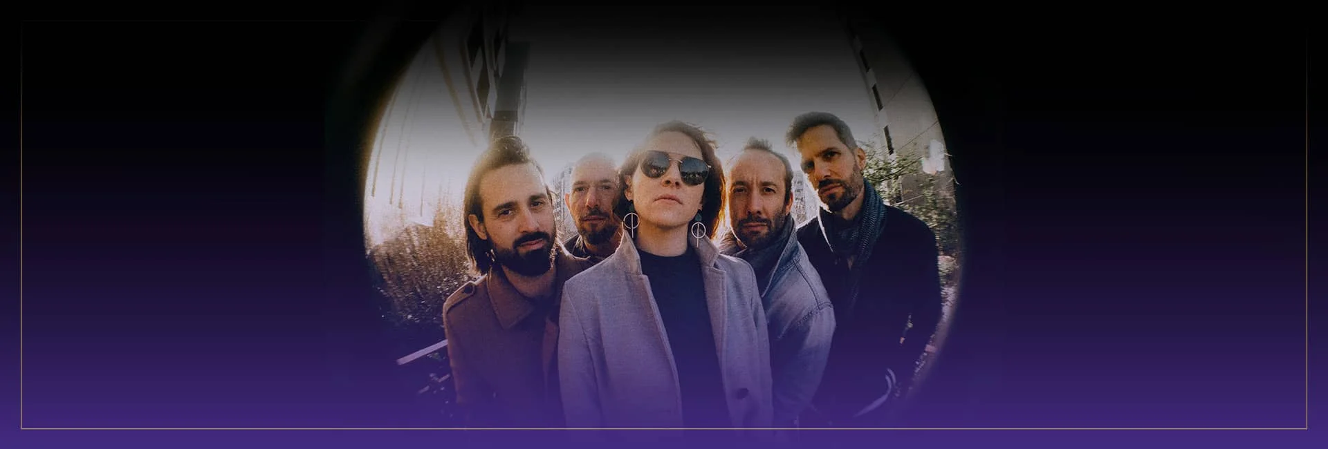 Le groupe Dead Leaf réuni autour de sa chanteuse pour un concert rock, blues et soul au Monkey Place à La Roche-sur-Yon