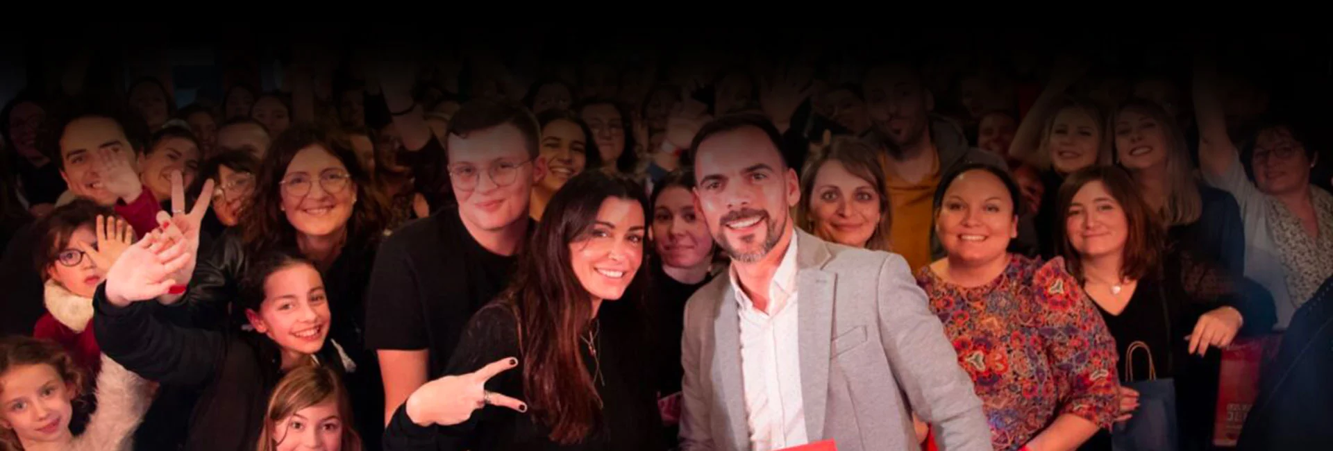 Jenifer et ses fans sur la scène au Monkey Place, bar et restaurant à La Roche-sur-Yon