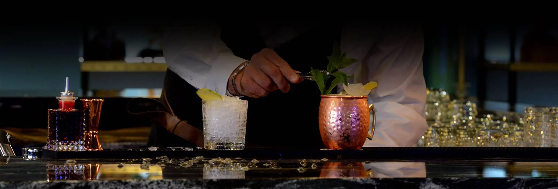 barman préparant un cocktail au Monkey Place à la roche-sur-yon