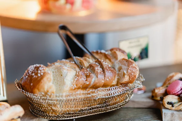 Photo d'une délicieuse brioche au Monkey Place, le brunch restaurant prisé à La Roche-sur-Yon