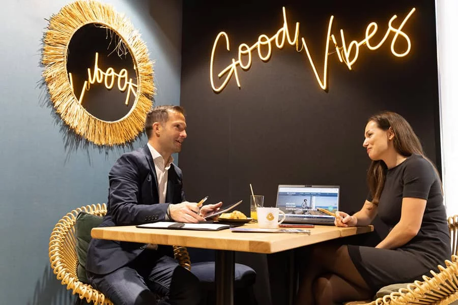 Tables et wi-fi haut débit de l'espace coworking du Monkey Place