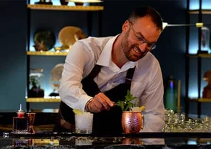 barman préparant un cocktail au Monkey Place à la roche-sur-yon