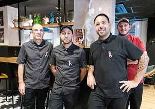Collaborateurs du Monkey Place portant un badge Octobre Rose à La Roche-sur-Yon en soutien à la lutte contre le cancer du sein en 2024
