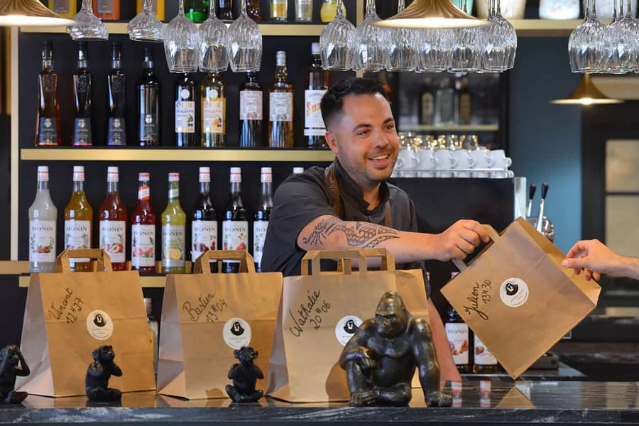 Homme tendant un sac pour la livraison à emporter au Monkey Place, restaurant La Roche-sur-Yon