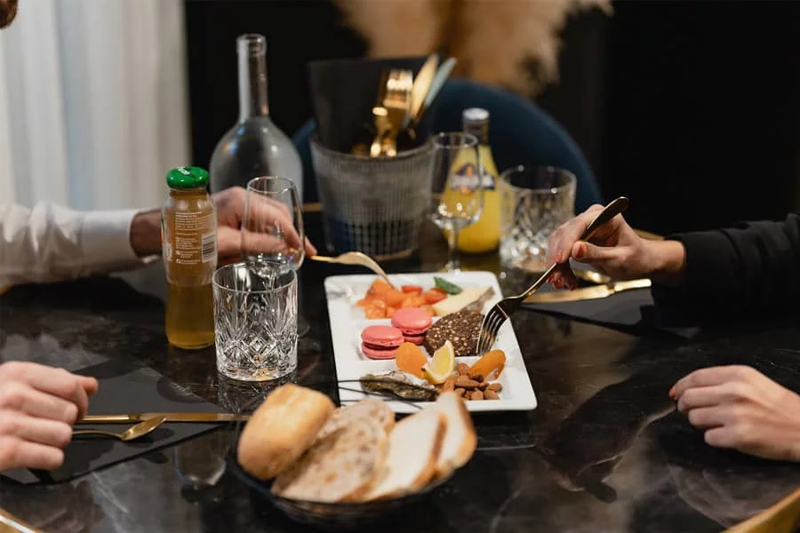 Table de brunch à partager entre amis au Monkey Place à La Roche-sur-Yon
