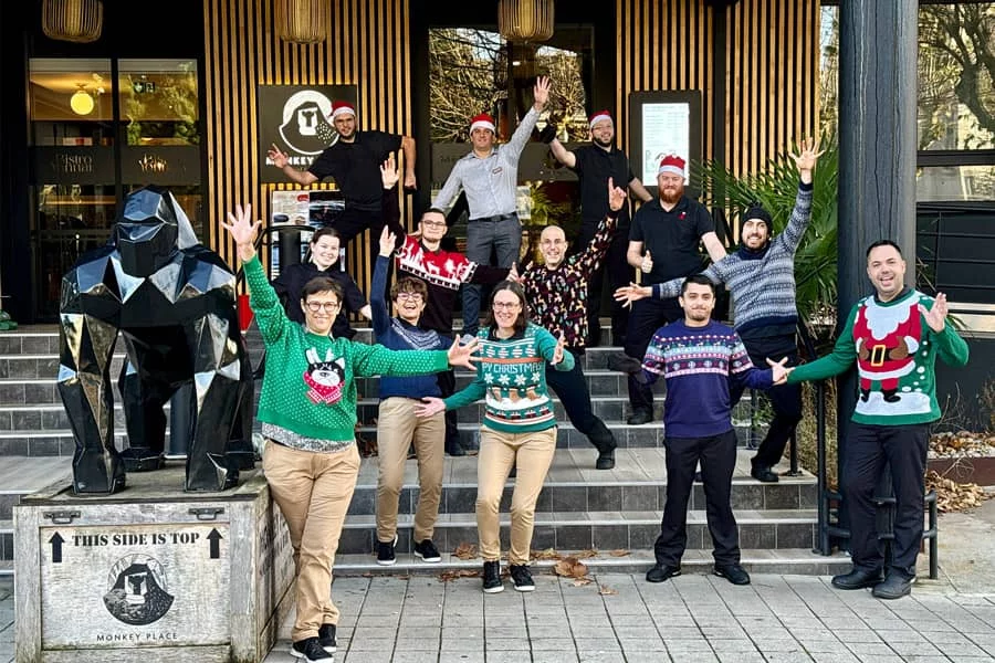 personnel monkey place pull de noel 2023