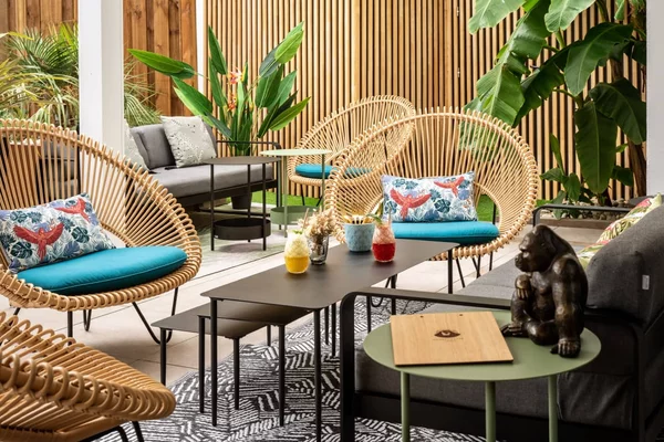 Ambiance sur le patio du Monkey Place 